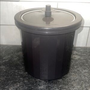 BE COMPANY READY ICE BUCKET by Tupperware. Vintage brown. Insulated. light wear.